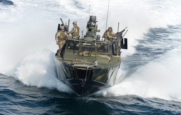 Солдаты на катере