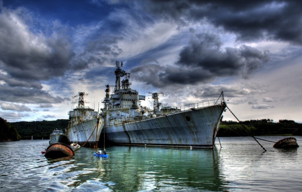 Военные корабли на вечном причале в бухте