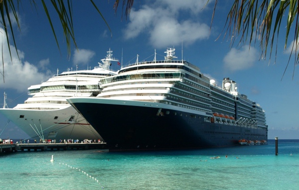 Белый и черный лайнеры в тропиках