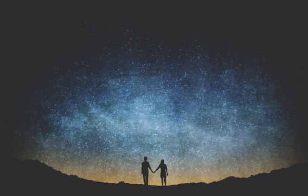 Влюбленные смотрят на звезды