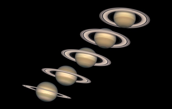 Несколько одинаковых планет на черном фоне