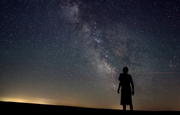 Силуэт девушки на фоне Млечного пути