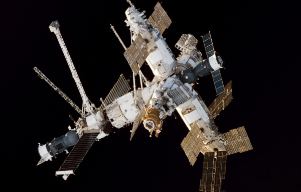Космическая станция на черном фоне