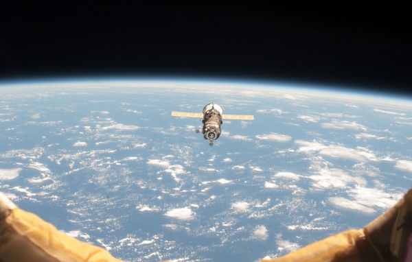 В иллюминаторе космическая станция