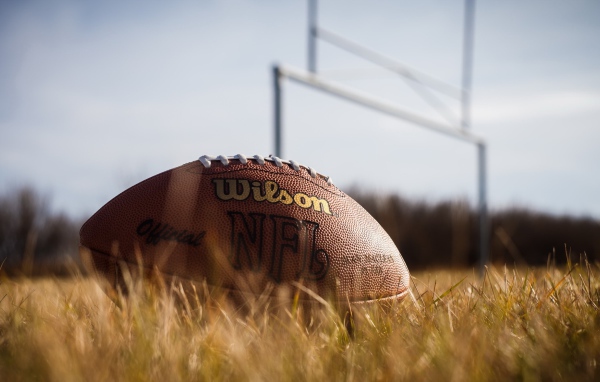Мяч для американского футбола на поле