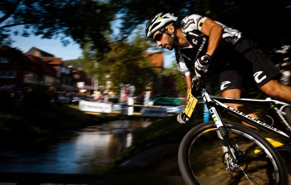 Велосипедист на краю водоема