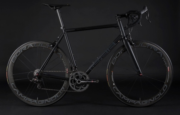 Спортивный велосипед на черном фоне