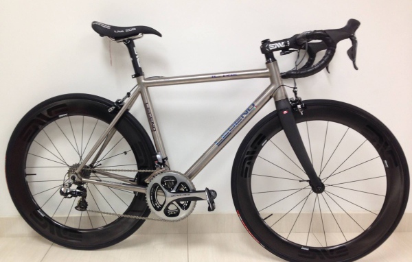 Спортивный велосипед на белом фоне