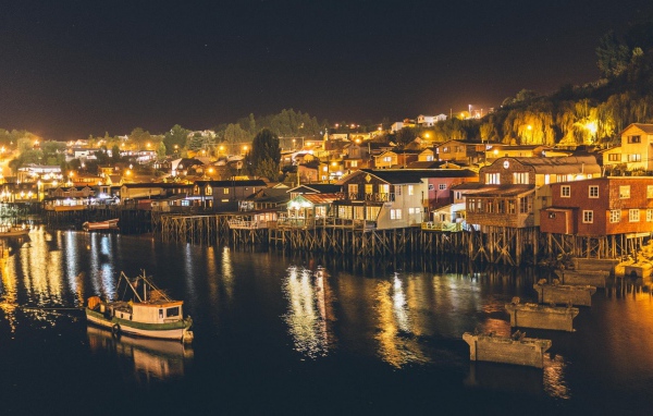 Рыбацкий поселок у берега в Чили