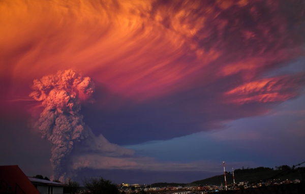 Красное облако над вулканом Кальбуко, Чили