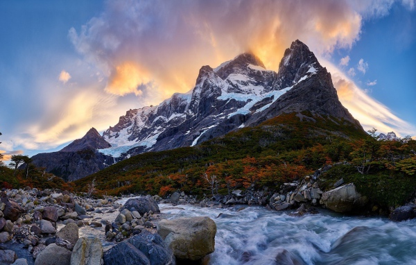 Острые пики гор в Торрес-дель-Пайне, Чили