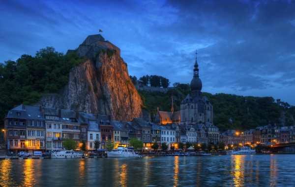 Городок у подножия скалы, Бельгия