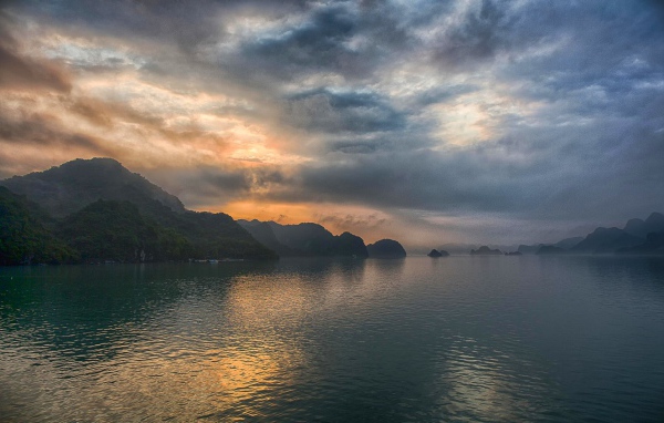 Закат в бухте Халонг, Вьетнам