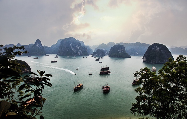 Корабли в бухте Халонг, Вьетнам