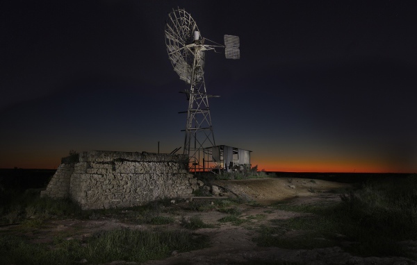 Ветряк под ночным небом в Австралии