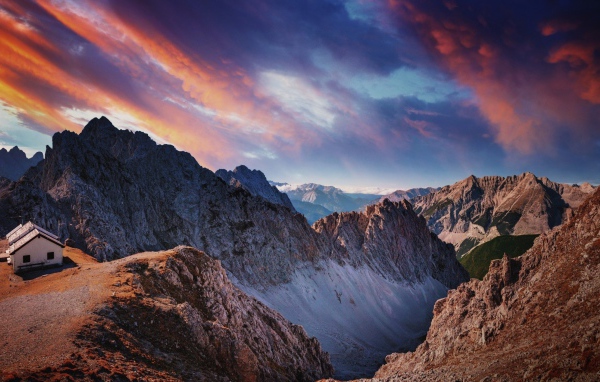 Розовые облака над скалами в Австрии