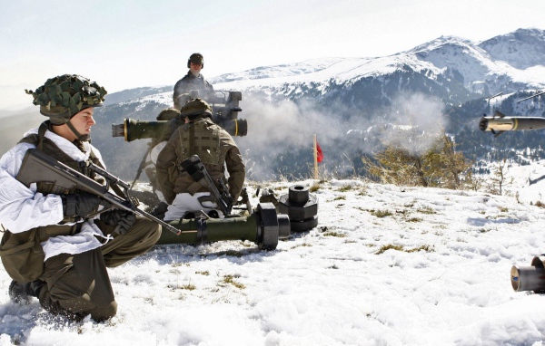 Солдаты тренируются в горах Австрии