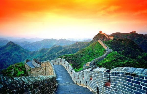 Красочное небо над Китайской стеной