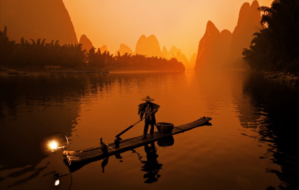 Китайский рыбак на восходе солнца