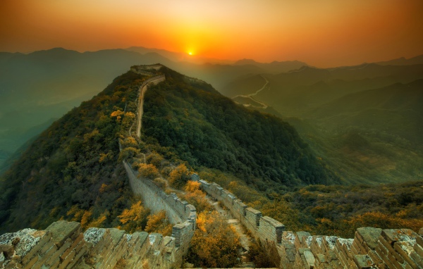 Туманный восход над Китайской стеной