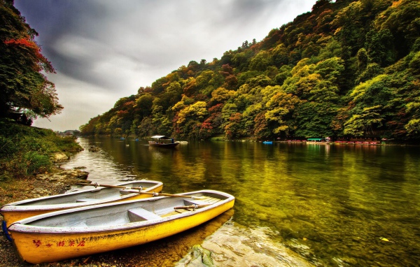 Желтые лодки у берега реки в Китае