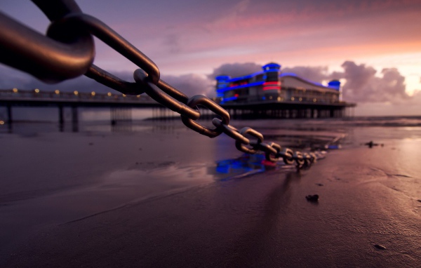 Цепь ограждения на пляже, Англия