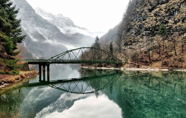 Мост на реке среди гор, Франция