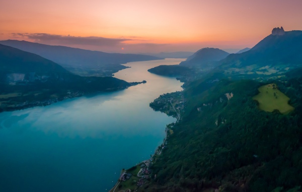 Холмы над рекой во Франции