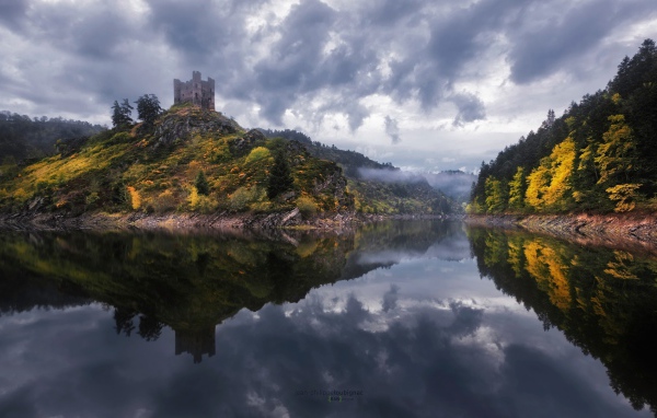 Сторожевая башня на холме над рекой, Франция