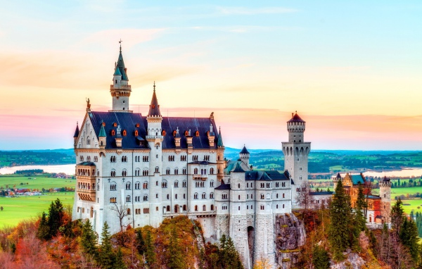 Белый замок в Германии, фото HDR