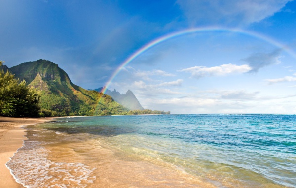 Радуга над пляжем на Гавайях