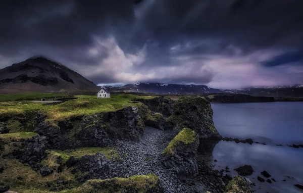 Небольшой дом на обрывистом берегу, Исландия