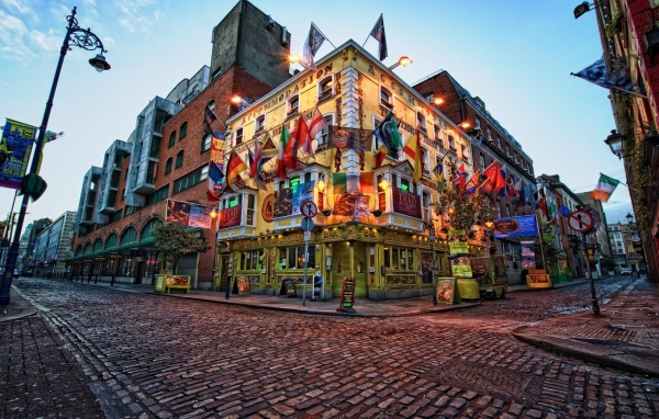 Бар с флагами на углу улицы в Дублине