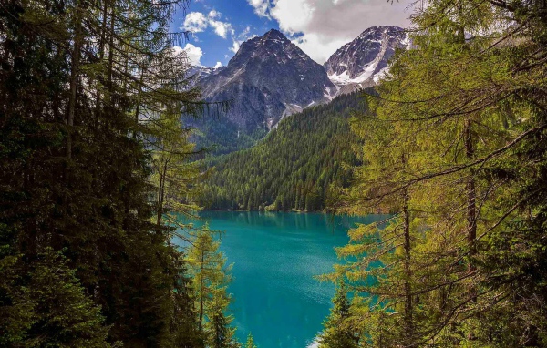 Лазурное озеро в итальянских Альпах