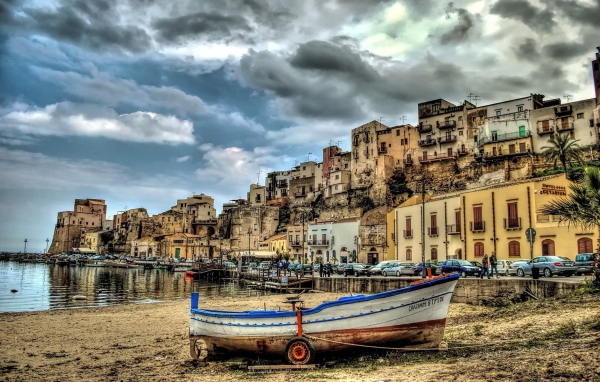 Лодка на берегу в Италии, HDR фото