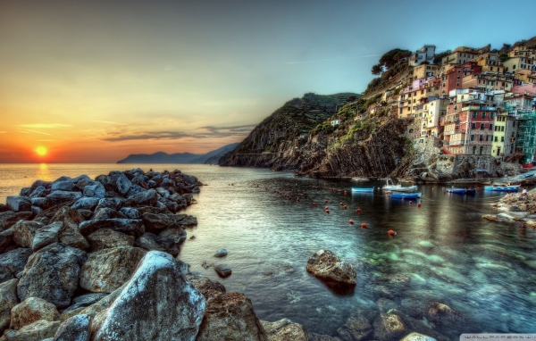 Берег моря на закате, курорт Чинкве-Терре в Италии