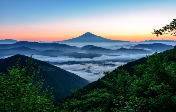 Гора Фудзи в тумане, Япония