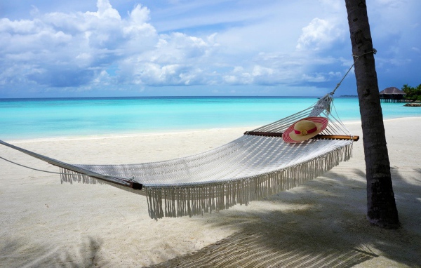 Белый гамак на пляже, Мальдивы