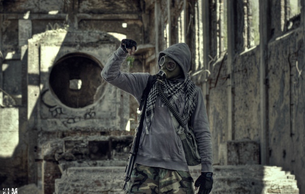Сталкер в заброшенном здании в Польше