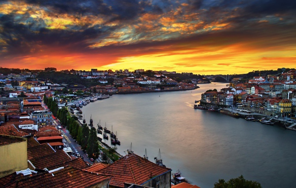 Река в городе Порто, Португалия
