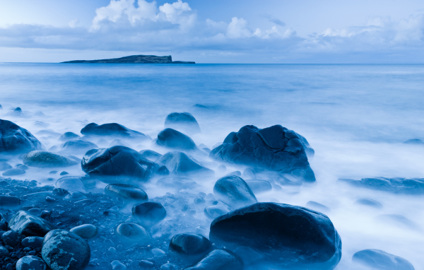 Голубое море у берегов Шотландии