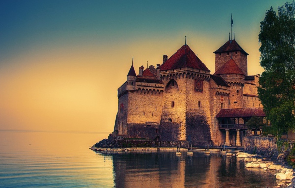 Шильонский замок на берегу Женевского озера