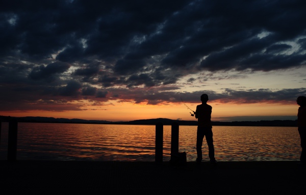 Вечерняя рыбалка на озере в Швейцарии