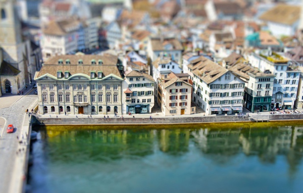 Набережная в городе в Швейцарии