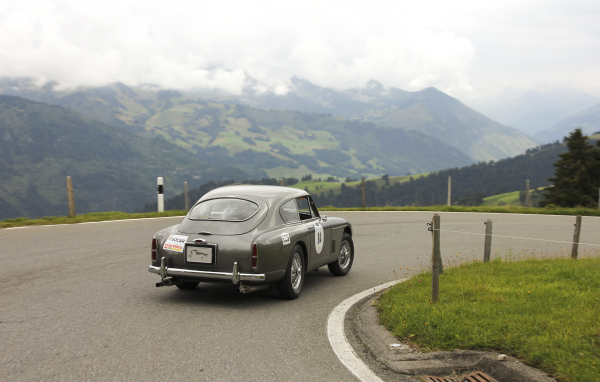Ретро автомобиль на горной дороге в Швейцарии