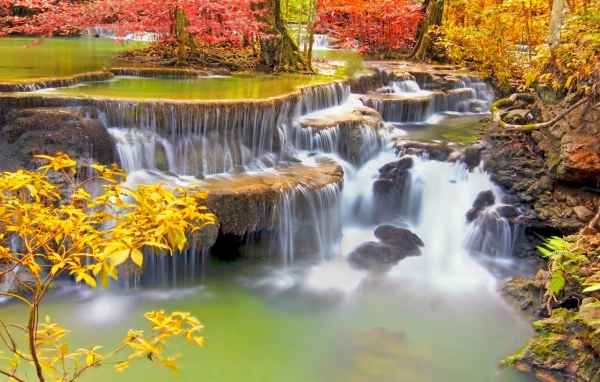 Ступенчатый водопад в тропиках Таиланда