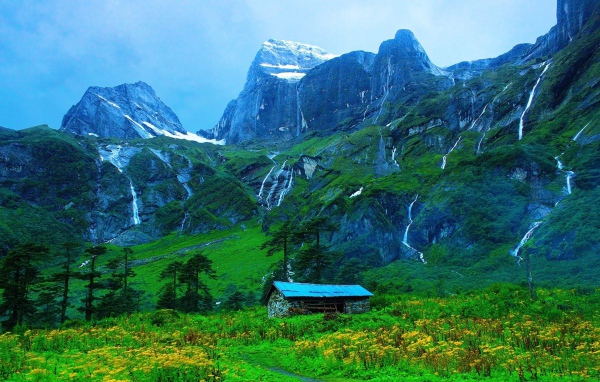 Домик у подножия Гималаев