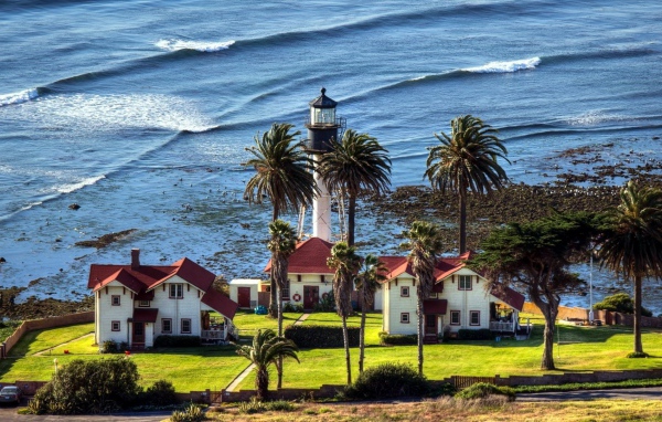 Маяк под пальмами на берегу моря