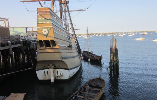 Современная копия старинного корабля