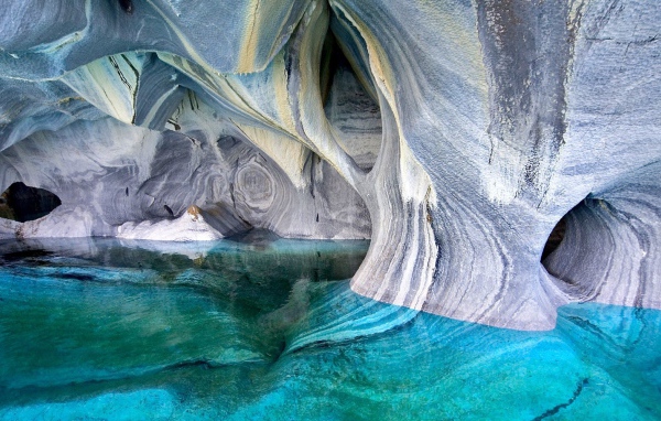 Вода в пещере в Патагонии